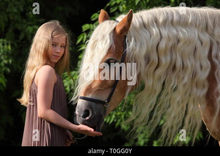 Michurinsk, Russland, 24. Mai 2018: Kind Mädchen und Tiroler Haflinger auf der offiziellen Generalprobe des Mitschurin landwirtschaftliche Ausstellung Stockfoto