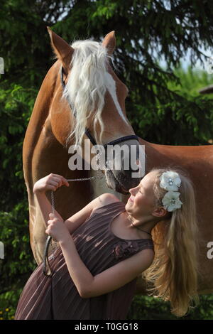 Michurinsk, Russland, 24. Mai 2018: Kind Mädchen und Tiroler Haflinger auf der offiziellen Generalprobe des Mitschurin landwirtschaftliche Ausstellung Stockfoto