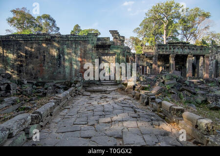 Eine alte Stein Gehweg an der Roten Khmer Preah Khan Tempel in Angkor in Siem Reap, Kambodscha. Stockfoto