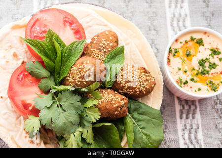 Humus und Falafel serviert bereit, auf einen Tisch zum Essen Stockfoto