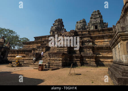 Menschen accending die Treppe bei Ta Keo Khmer Tempel in Angkor in Siem Reap, Kambodscha. Stockfoto