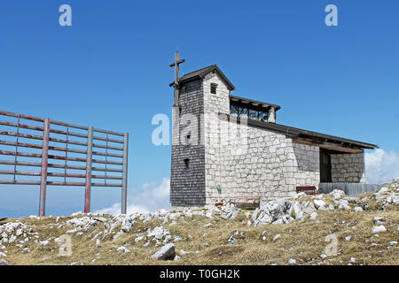 Ansicht der Bergkapelle auf Dachstein-Krippenstein mount, Salzkammergut, Österreich. Stockfoto