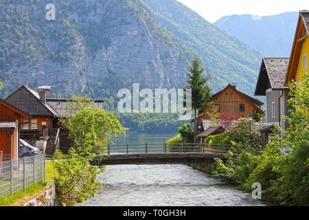 Blick auf die Häuser in Hallstatt Dorf vom See Hallstater sehen in den Alpen. Österreich. Beliebtes Touristenziel. Stockfoto