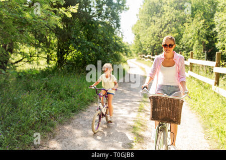 Mutter und Tochter Fahrrad im Sommer Park Stockfoto