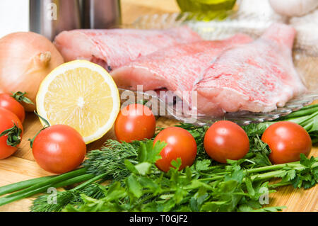 Frische Wolfsbarschfilet, geschnitten und sauber für die weitere Bearbeitung Stockfoto