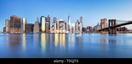New York Bankenviertel und der Lower Manhattan im Morgengrauen von der Brooklyn Bridge Park gesehen. Stockfoto