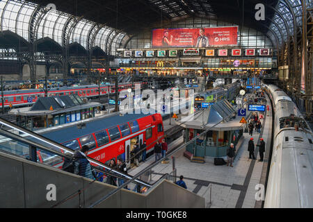 Züge, Passagiere, Plattform, Halle, Hauptbahnhof, Hamburg, Deutschland, Züge, Passagiere, Zugangsweg, Bahnhofshalle, Hauptbahnhof, Deutschland Stockfoto