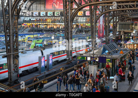 Züge, Passagiere, Plattform, Halle, Hauptbahnhof, Hamburg, Deutschland, Züge, Passagiere, Zugangsweg, Bahnhofshalle, Hauptbahnhof, Deutschland Stockfoto