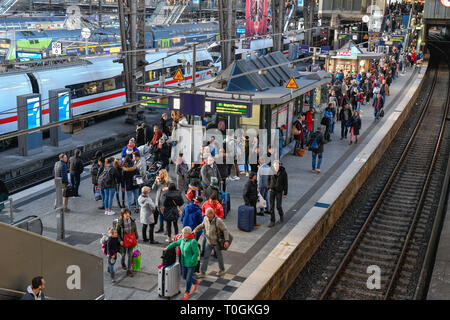 Züge, Passagiere, Plattform, Halle, Hauptbahnhof, Hamburg, Deutschland, Züge, Passagiere, Zugangsweg, Bahnhofshalle, Hauptbahnhof, Deutschland Stockfoto