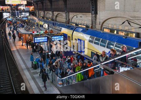 Züge, Passagiere, Plattform, Halle, Hauptbahnhof, Hamburg, Deutschland, Züge, Passagiere, Zugangsweg, Bahnhofshalle, Hauptbahnhof, Deutschland Stockfoto