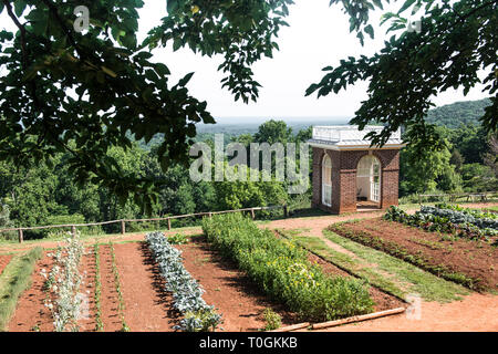 Monticello experimentelle Gemüse- und Blumengarten Zeilen und Backstein Pavillon von grünen Zweigen gerahmt. Friedliche Landschaft Ansicht ohne Menschen. Stockfoto