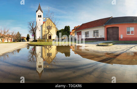 Kirche in der Slowakei Dorf Cifer mit Reflektion Stockfoto