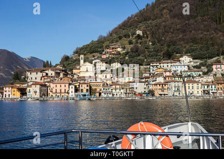 Die Stadt Peschiera Maraglio auf Monte Isola, Iseo See, Lombardei, Italien Stockfoto