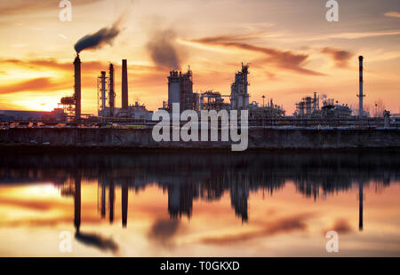 Erdölindustrie Silhouette, Petrechemical Anlage - Raffinerie Stockfoto