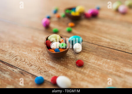 Schokolade Ei und Bonbons auf hölzernen Tisch Stockfoto