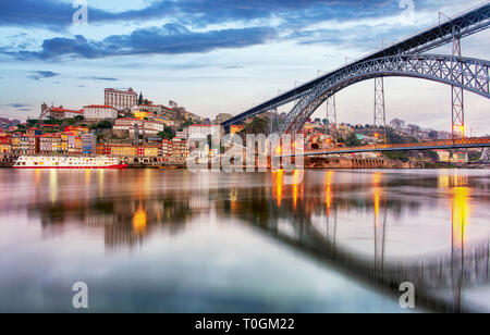 Porto, Portugal alte Skyline der Stadt aus über den Fluss Douro Stockfoto