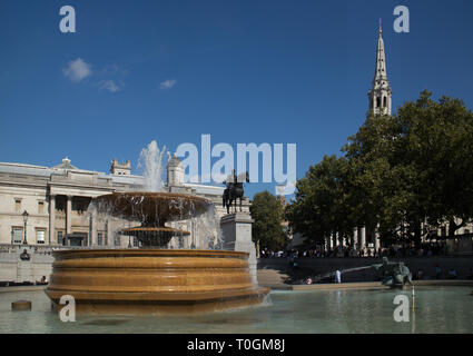 National Gallery und Triton und Dolphin Fountain, Trafalgar Square, London Stockfoto