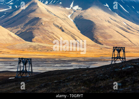 Alte Zeche Personennahverkehr Säule und majestätischen Blick über Adventdalen, Longyearbyen, Svalbard, Norwegen Stockfoto