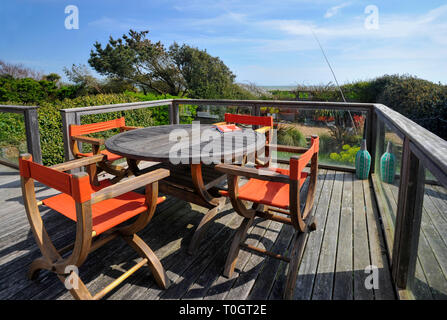 Tisch und Stühle auf einem Holz garten Deck Stockfoto