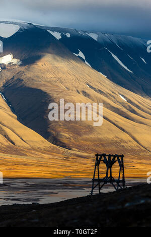 Alte Zeche Personennahverkehr Säule und majestätischen Blick über Adventdalen, Longyearbyen, Svalbard, Norwegen Stockfoto