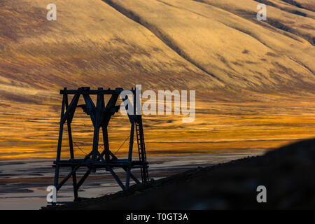 Alte Zeche Personennahverkehr Säule und majestätischen Blick über Adventdalen, Longyearbyen, Svalbard, Norwegen Stockfoto