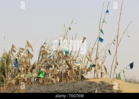Votivflaggen - Grabbeigabe - Imam Asim mazar oder Mausoleum Area - Taklamakan Desert. Hotan-Xingjiang-China-0044 Stockfoto