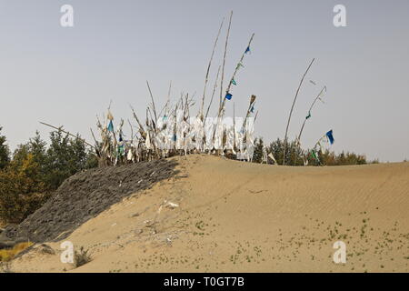 Votivflaggen - Grabbeigabe - Imam Asim mazar oder Mausoleum Area - Taklamakan Desert. Hotan-Xingjiang-China-0046 Stockfoto