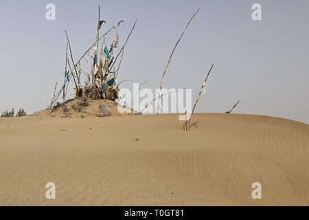 Votivflaggen - Grabbeigabe - Imam Asim mazar oder Mausoleum Area - Taklamakan Desert. Hotan-Xingjiang-China-0049 Stockfoto