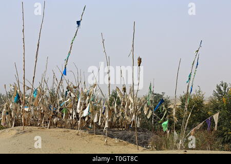 Votivflaggen - Grabbeigabe - Imam Asim mazar oder Mausoleum Area - Taklamakan Desert. Hotan-Xingjiang-China-0052 Stockfoto