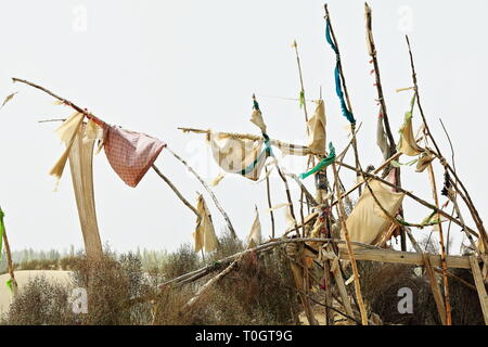 Votivflaggen - Grabbeigabe - Imam Asim mazar oder Mausoleum Area - Taklamakan Desert. Hotan-Xingjiang-China-0056 Stockfoto