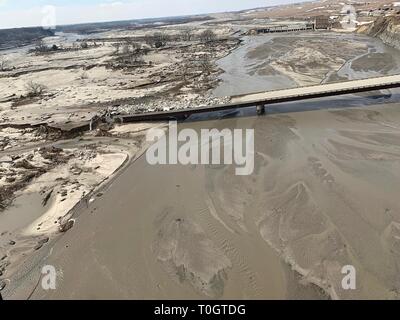 Massive Blöcke der Eisdecke die Überreste der Landstraße 281 Brücke nach einem Ice Jam die Spencer Damm flussaufwärts zerstört und dann gewaschen, der Brücke, wie Sie über dem Niobrara River in Boyd County März 16, 2019 in der Nähe von Spencer, Nebraska. Historische Hochwasser durch schnelles Schmelzen von Schnee fegen durch die ländlichen Gemeinschaften in Nebraska und Iowa tötet mindestens vier Menschen in den Ebenen und Midwest verursacht. Stockfoto