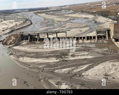 Luftaufnahme zeigt das zerstörte Spencer Dam nach einem massiven Eisstau der hydroelektrischen Staudamm am Niobrara River in Boyd County März 16, 2019 in der Nähe von Spencer, Nebraska zerstört. Historische Hochwasser durch schnelles Schmelzen von Schnee fegen durch die ländlichen Gemeinschaften in Nebraska und Iowa tötet mindestens vier Menschen in den Ebenen und Midwest verursacht. Stockfoto