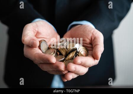 Münzen in Händen. Geld sparen. Geld wächst Stockfoto