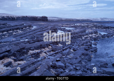 Infrarot Bild des freigelegten Gesteinsschichten entlang der Küste auf den Bristol Channel Küste bei Kilve in Somerset UK bei Ebbe Stockfoto