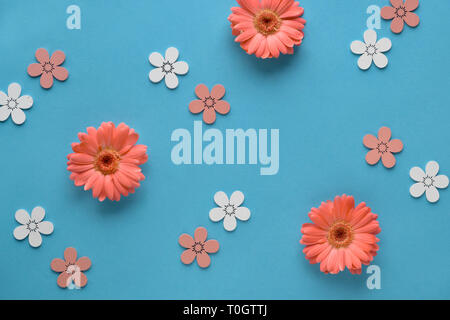 Coral Gerbera daisy flowers und Handwerk papper Einkaufstaschen auf grünem Papier Hintergrund, Frühling Verkauf Konzept Bild mit copy-Raum Stockfoto