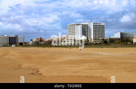 Villamoura, Portugal. Der goldene Strand von Vilamoura, Portugal, mit dem Crowne Plaza Hotel auf der rechten Seite. Stockfoto