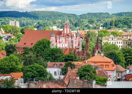 Kirche St. Franziskus und St. Bernard (Bernhardiner Kirche) und St. Anna Kirche an einem sonnigen Sommertag in Vilnius, Litauen. Blick von der Kathedrale Stockfoto