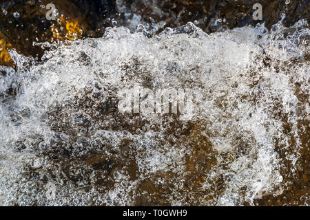 Nahaufnahme der sprudelnden Stromschnellen; Der Süden Arkansas River, in der Nähe der kleinen Bergstadt Salida, Colorado, USA Stockfoto