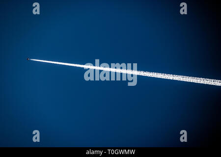 Kommerzielle Fluglinie jet Kondensstreifen über einen klaren, blauen Himmel Stockfoto