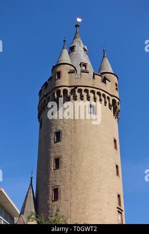 FRANKFURT AM MAIN, Deutschland - 8 May 2018 - Blick auf die Sehenswürdigkeit Eschenheim Eschenheimer Turm (Turm), einem historischen mittelalterlichen Befestigungsanlage City Gate in Fran Stockfoto