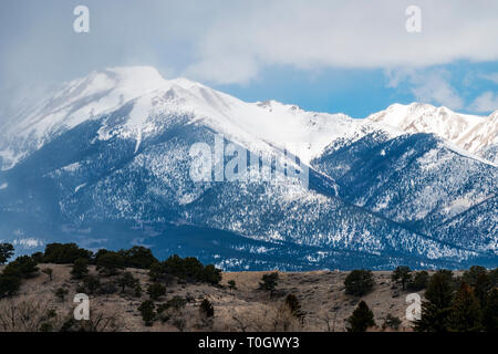 Die schneebedeckten Sawatch Range; Collegiate Peaks; Rocky Mountains von Arkansas River Valley gesehen; Colorado; USA Stockfoto