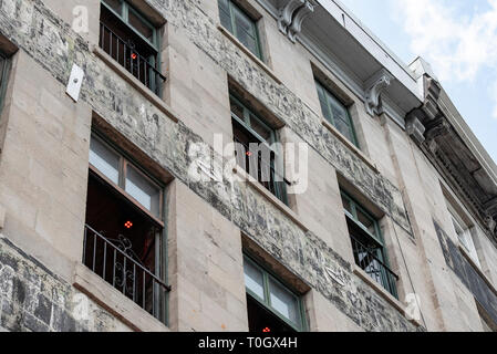 Die Altstadt von Montreal, Quebec, Kanada. Konkrete Gebäude mit grünen Fensterrahmen und schwarz Sicherheit Bars entlang der Rue de La Commune Osten. Stockfoto