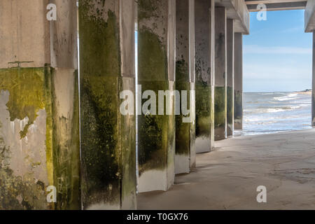 Pier auf den Atlantischen Ozean in der Nag Head North Carolina auf die Outer Banks Stockfoto