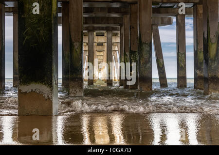 Pier auf den Atlantischen Ozean in der Nag Head North Carolina auf die Outer Banks Stockfoto