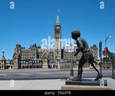 OTTAWA - JUNI 2017: eine Statue von Terry Fox ist über die Straße von Kanadas Parlamentsgebäude, das die Bein eine krebsüberlebender auf seinem Ma Stockfoto