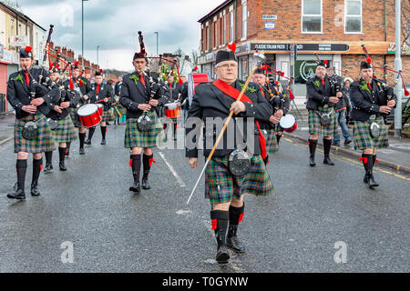 Die jährliche St. Patrick's Day Parade statt, um 10.30 Uhr beginnend am Morgen von der irischen Verein in Orford Lane, Die "Der Fluss des Lebens" im Bridge St Stockfoto