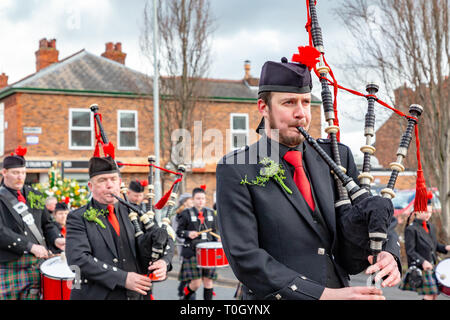 Die jährliche St. Patrick's Day Parade statt, um 10.30 Uhr beginnend am Morgen von der irischen Verein in Orford Lane, Die "Der Fluss des Lebens" im Bridge St Stockfoto