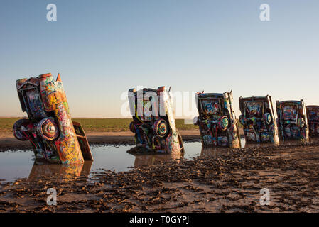 Ein seltener Tag, wenn die Autos auf der Cadillac Ranch in Hochwasser überflutet. Es bringt eine ganz neue Perspektive des legendären Ort auf der Route 66 in Texas! Stockfoto