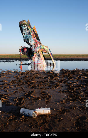 Ein seltener Tag, wenn die Autos auf der Cadillac Ranch in Hochwasser überflutet. Es bringt eine ganz neue Perspektive des legendären Ort auf der Route 66 in Texas! Stockfoto