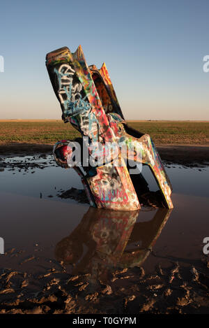 Ein seltener Tag, wenn die Autos auf der Cadillac Ranch in Hochwasser überflutet. Es bringt eine ganz neue Perspektive des legendären Ort auf der Route 66 in Texas! Stockfoto